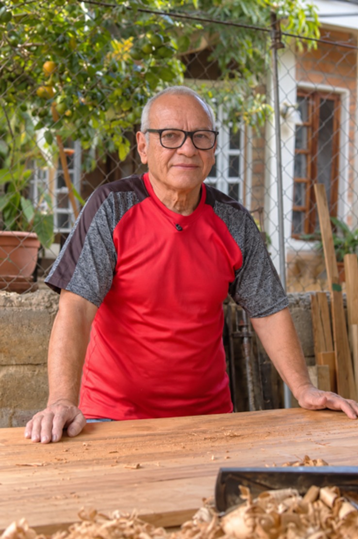 José Efraín Lanza trabaja en su taller de carpintería después de su reemplazo total de rodilla izquierda.