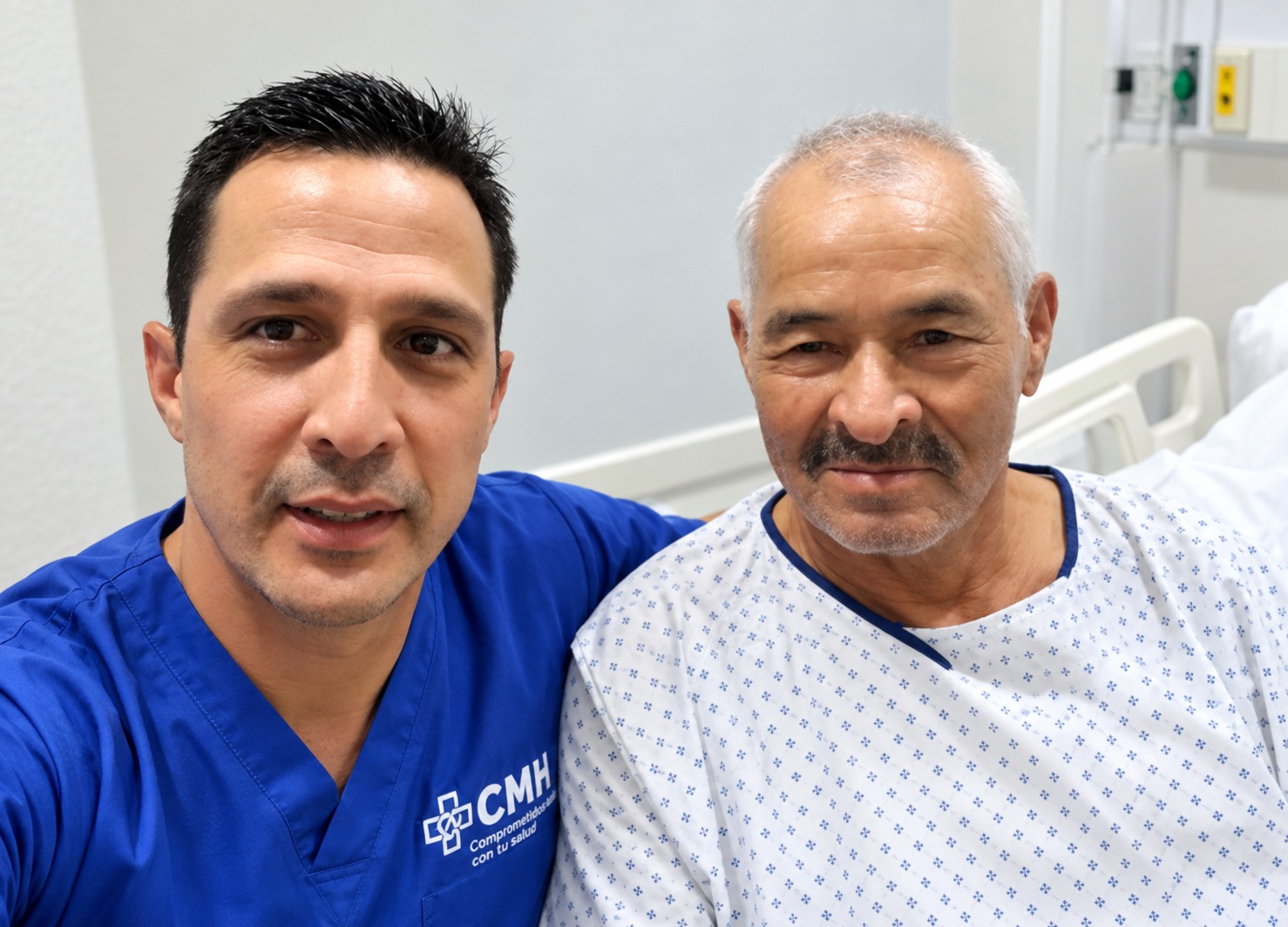 Médico junto a un paciente durante su recuperación ortopédica en Honduras.