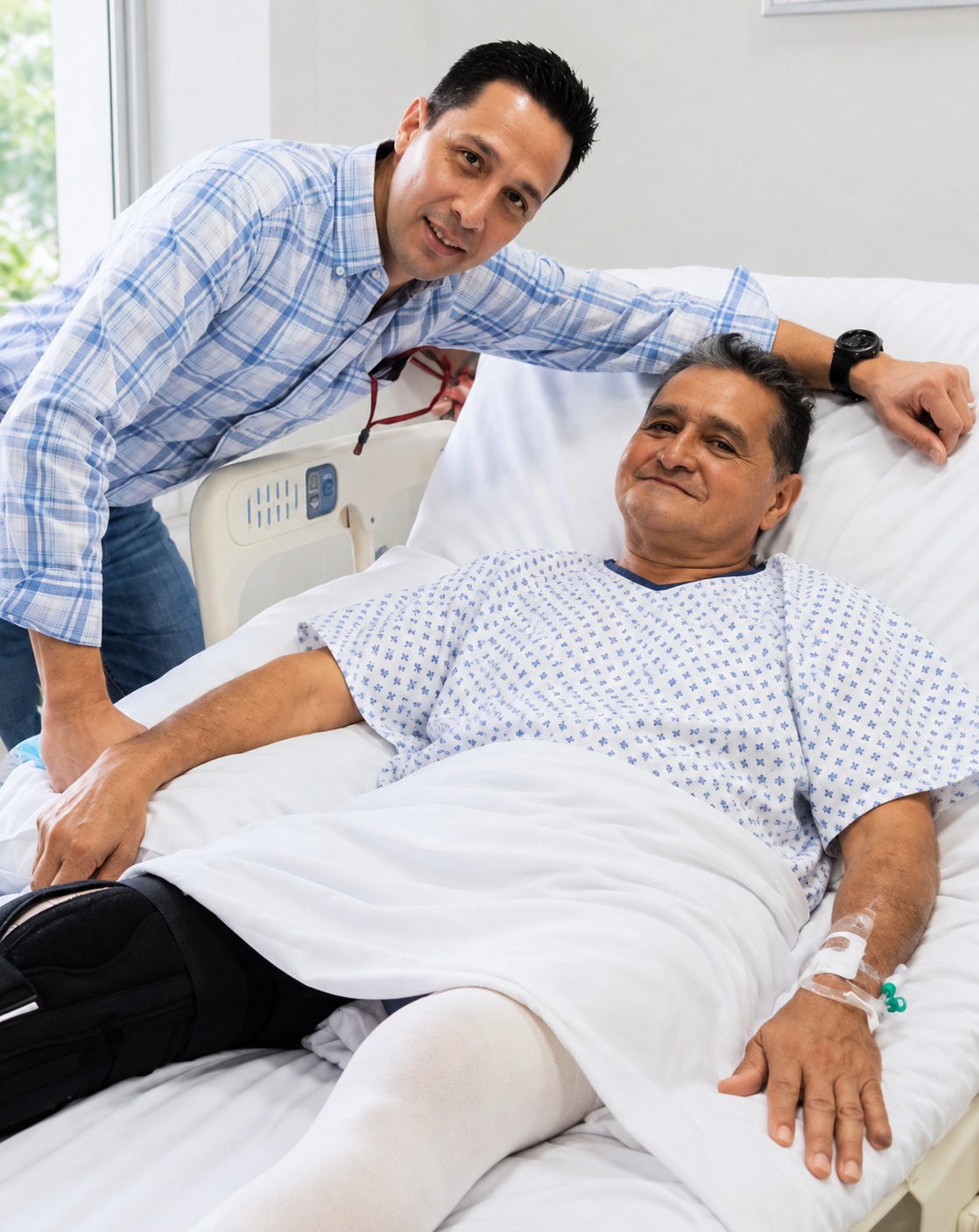 Paciente en recuperación tras un reemplazo de rodilla acompañado por un miembro del equipo médico.